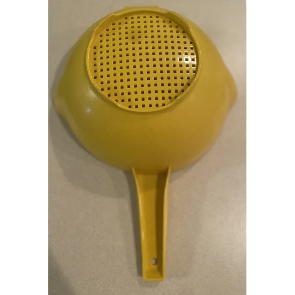 VINTAGE‎ TUPPERWARE COLANDER PASTA STRAINER W/ HANDLE MAC N Chez YELLOW classic